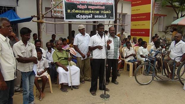 விருதுநகரில் தேசிய அடையாள அட்டை வழங்க வலியுறுத்தி மாற்றுத்திறனாளிகள் சங்கத்தினர் ஆர்ப்பாட்டம்